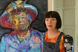 Ai-Da, la primera robot humanoide artista del mundo, realizó un retrato de la reina Isabel II, para conmemorar su Jubileo de Platino.