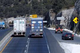 La dependencia federal responsable del tramo carretero de Los Chorros está realizando trabajos en pleno periodo vacacional, causando largas filas en la zona.