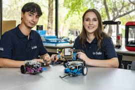 María José Melo Ramos y Josué Julián Castillo Rocha lograron un lugar en el International Air and Space Program 2026, donde trabajarán en proyectos de innovación aeroespacial en instalaciones de la NASA en Houston. FOTO: OMAR SAUCEDO