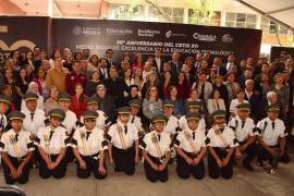 Exdirectores, exalumnos, docentes y estudiantes participaron en la ceremonia conmemorativa por los 50 años del CBTIS 97.