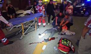 Testigos del hecho permanecieron en el lugar durante los trabajos de emergencia, aportando información sobre cómo ocurrió la invasión de carril que derivó en la colisión entre ambos vehículos.