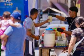 Comer en la calle representa un riesgo para la salud; evite riesgos .