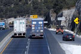 El tráfico por la carretera a Los Chorros es habitualmente denso, y un buen número lo forman vehículos pesados.