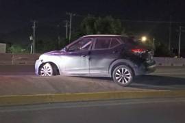 Agentes localizaron varias bebidas alcohólicas dentro del Nissan Kicks.