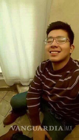 $!Joven de Saltillo se lleva a su casa señalamiento vial y lo presume