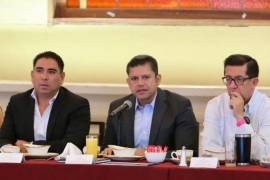 El Comisionado de Seguridad en Saltillo, Miguel Ángel Garza Félix (C), pidió al sector restaurantero se sume en la campaña que va dirigida a dirigida a reducir los incidentes relacionados con el consumo excesivo de alcohol entre los jóvenes.