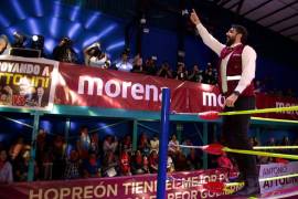 Miles de personas acudieron a la Arena Coliseo para presenciar las luchas y escuchar el informe legislativo.