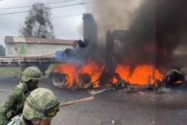 Un operativo contra talamontes llevado a cabo por investigadores de la Fiscalía de Morelos, apoyados por soldados del Ejército y elementos de la Guardia Nacional, devino en un enfrentamiento contra un grupo de personas, que quemaron 3 vehículos de carga y un tractocamión en Alcanfores de esta municipalidad