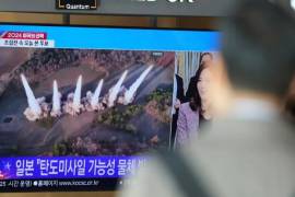 Una pantalla de televisión muestra un informe sobre los múltiples misiles balísticos de corto alcance de Corea del Norte con imágenes de archivo durante un programa de noticias en la estación de tren de Seúl, en Seúl, Corea del Sur.