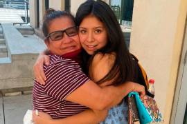 Angélica Vences-Salgado (i) mientras abraza a su hija Jacqueline Hernández (d) durante su reencuentro tras 14 años de separación debido a que fue secuestrada por su padre. EFE/Policía de Clermont