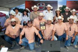 Los ganadores posaron orgullosos con su trofeo en el Lechón Fest 2026.