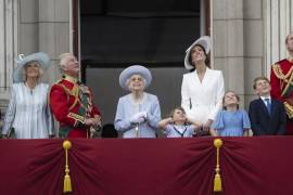 De izquierda a derecha, Camilla, duquesa de Cornwall, el príncipe Carlos, la reina Isabel II, el príncipe Luis, Catalina, duquesa de Cambridge, la princesa Carlota, el príncie Jorge y el príncipe Gillermo.