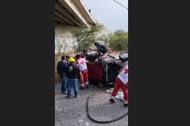 Dos personas viajaban en la camioneta que cayó del puente; las dos fueron hospitalizadas.
