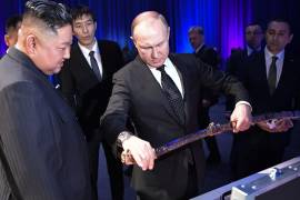 Según filtraciones, Putin le pediría a Kim proyectiles y misiles, mientras que este pediría a cambio tecnología para satélites y submarinos nucleares.