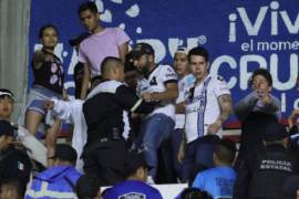 La violencia en los estadios de la Liga MX no cesa, pese a las sanciones que se le han hecho a los equipos que la conforman.