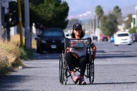 Blanca Jasso, con su carrito de dulces, enfrenta cada día con determinación, buscando un mejor futuro para sus hijos.