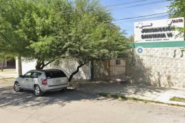 Personal de salud aplica la vacuna triple viral a niños y adolescentes.