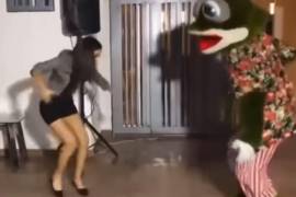 La “Muñequita Elizabeth” compartió el video de la joven cuyo cuerpo fue hallado en una cisterna del motel Nueva Castilla, en Escobedo , NL, y en él la joven de 18 años se ve feliz bailando junto al personaje “El Sapo Colombiano”.