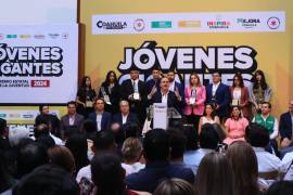 El gobernador Manolo Jiménez entregó el premio estatal de la juventud 2024.