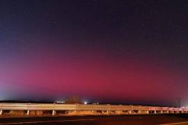 Una tormenta geomagnética provocó un espectáculo de luces en el cielo del norte de México; las auroras boreales pudieron observarse desde Coahuila, Nuevo León y otros estados, sin representar riesgo para la población, según la UNAM.