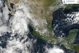 El huracán ‘Lorena’ de categoría 1 en la escala de Saffir-Simpson “se localiza a 230 kilómetros al oeste de Cabo San Lucas, Baja California Sur, y a 255 kilómetros al sur de Cabo San Lázaro”, de acuerdo con un informe actualizado de la Comisión Nacional del Agua (Conagua).