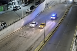 Cámaras conectadas al C2 captaron parte de la persecución del taxi robado y del vehículo que lo seguía, mientras elementos de la Comisaría mantenían el operativo.