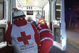 Paramédicos de la Cruz Roja brindaron atención al conductor lesionado en el lugar del accidente.