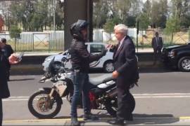 Andrés Manuel se pone ‘renegado’: llega en moto a evento