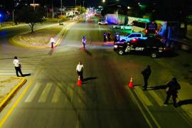 Personal de Tránsito orienta a motociclistas durante el operativo preventivo en Torreón.