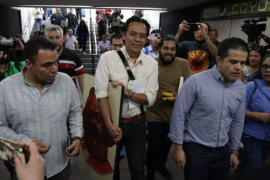 El exfuncionario Marx Arriaga abandonó las instalaciones de la SEP tras 100 horas atrincherado en su oficina.