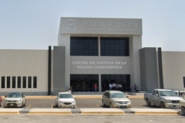 Con pancartas y acompañada de familiares, la madre pide que se le permita ver a su hija tras seis meses de separación.