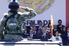 Autoridades estatales y municipales encabezaron la ceremonia oficial del desfile cívico-militar en Saltillo.