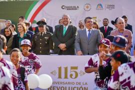 El alcalde destacó la importancia de fortalecer las tradiciones cívicas y la identidad de la comunidad.