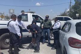 Agentes de Tránsito Municipal custodian el área donde tuvo lugar el intento de robo del vehículo así como al presunto ladrón.