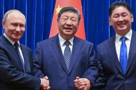 De izquierda a derecha, el presidente ruso, Vladimir Putin, el presidente chino, Xi Jinping, y el presidente mongol, Ukhnaagiin Khurelsukh, se estrechan la mano durante una sesión de fotografías familiares antes de su reunión trilateral en la Sala Fujian del Gran Salón del Pueblo en Beijing, China, el martes 2 de septiembre de 2025.