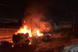 El camión que realizaba maniobras para entrar a una empresa localizada en el kilómetro 11 de la carretera Saltillo-Monclova, se incendió en su totalidad.