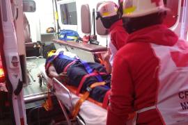 Los paramédicos de la Cruz Roja brindaron asistencia al conductor del tráiler después de volcarse en la carretera Saltillo-Torreón.