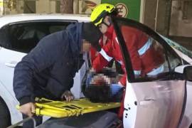 Paramédicos de la Cruz Roja trasladaron al lesionado a la Clínica Número Dos del IMSS tras el accidente vial.