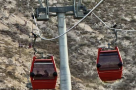 Familias y turistas aprovechan el recorrido del teleférico para disfrutar de la vista panorámica y visitar el Cristo de las Noas.