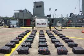 La Octava Región Naval incautó una embarcación menor con mil 900 kilos de cocaína y detuvo a dos presuntos infractores de la ley.