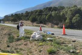 Elementos de seguridad y cuerpos de emergencia confirmaron que el conductor ya no presentaba signos vitales.