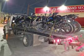 Las unidades aseguradas durante el operativo nocturno fueron trasladadas en una grúa de la corporación.