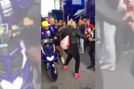 Piloto de Moto GP golpea a una aficionada (video)