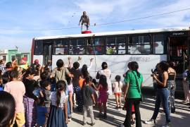 Irving Jerónimo, chofer de la Ruta Express, regaló pelotas a niñas y niños durante el Día de Reyes, generando sonrisas en su recorrido.