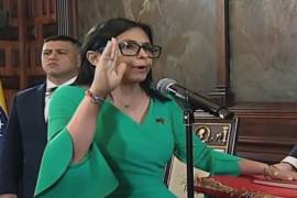 Captura de video tomada de una transmisión de la televisión estatal VTV que muestra La vicepresidenta ejecutiva de Venezuela, Delcy Rodríguez, jurando como mandataria encargada del país este lunes, en Caracas.