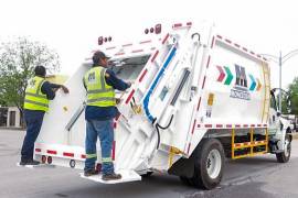 El nuevo camión recolector ya opera en distintas colonias de Monclova para reforzar el servicio de limpieza y reducir los tiempos de atención.