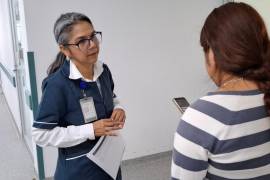 La orientación a pacientes y familiares forma parte de los cuatro procesos en los que el IMSS basa la intervención de Trabajo Social.