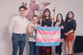 Karla Llamas (cuarta en la imagen), dijo que la población trans ha llevado a cabo campañas de sensibilización dirigidas a las empresas, pero en algunos casos, la única solución que han ofrecido es la instalación de un cubículo exclusivo para personas trans.