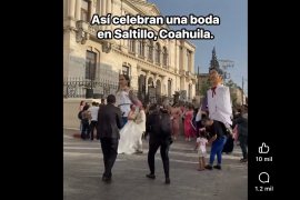 Con un estilo inspirado en celebraciones del sur de México, la pareja convirtió su enlace matrimonial en una auténtica fiesta urbana que desató reacciones en redes sociales.