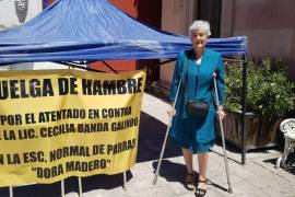 Carteles de protesta de Cecilia Banda Galindo denunciando acoso laboral por parte del director de la Escuela Normal Oficial Dora Madero.